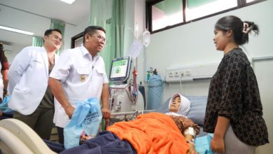 Gubernur Banten, Andra Soni menjenguk salah satu pasien di RSUD Malingping. Foto Biro Adpim Banten