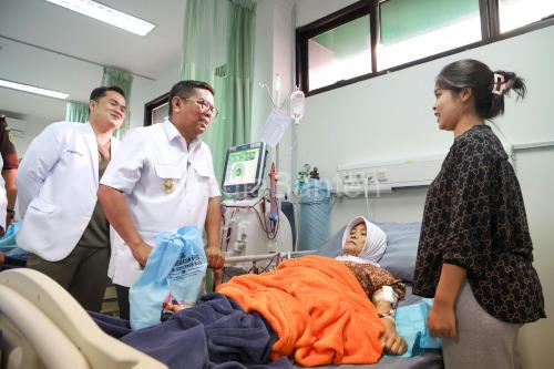 Gubernur Banten, Andra Soni menjenguk salah satu pasien di RSUD Malingping. Foto Biro Adpim Banten