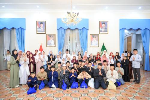 Gubernur Banten, Andra Soni bersama anak yatim dan dhuafa. Foto Biro Adpim Banten