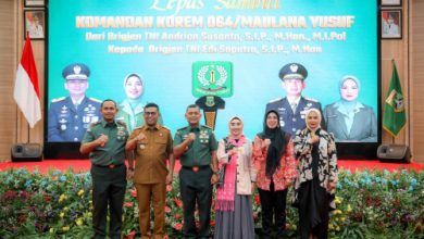 Guernur Banten, Andra Soni menghadiri acara lepas sambut Danrem 064 / Maulana Yusuf. Foto: Biro Adpim Banten
