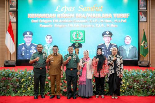 Guernur Banten, Andra Soni menghadiri acara lepas sambut Danrem 064 / Maulana Yusuf. Foto: Biro Adpim Banten