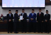 Gubenrur Banten, Andra Soni menyerahkan LKPJ tahun 2025 ke DPRD Banten. Foto Biro Adpim Banten