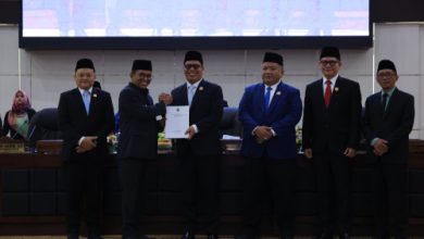 Gubenrur Banten, Andra Soni menyerahkan LKPJ tahun 2025 ke DPRD Banten. Foto Biro Adpim Banten