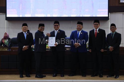 Gubenrur Banten, Andra Soni menyerahkan LKPJ tahun 2025 ke DPRD Banten. Foto Biro Adpim Banten