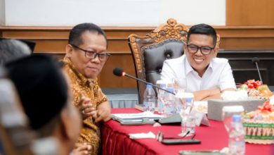 Gubernur Banten, Andra Soni berdiskusi bersama LKS Tripartit. Foto: Biro Adpim Banten