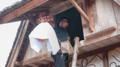 Gubernur Banten, Andra Soni ikuti acara ngimahkeun pare ka leuit adat di Kasepuhan Cisungsang. foto: Biro Adpim Banten