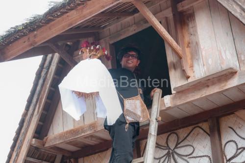 Gubernur Banten, Andra Soni ikuti acara ngimahkeun pare ka leuit adat di Kasepuhan Cisungsang. foto: Biro Adpim Banten