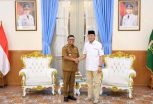 Gubernur Banten, Andra Sonni bersama Ketua Yayasan Bhakti Bela Negara, Seno Adjie. Foto Biro Adpim Banten