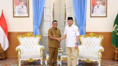 Gubernur Banten, Andra Sonni bersama Ketua Yayasan Bhakti Bela Negara, Seno Adjie. Foto Biro Adpim Banten