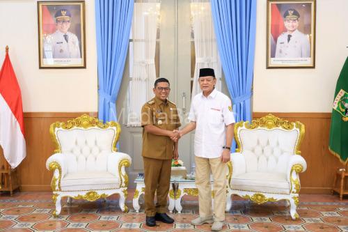 Gubernur Banten, Andra Sonni bersama Ketua Yayasan Bhakti Bela Negara, Seno Adjie. Foto Biro Adpim Banten