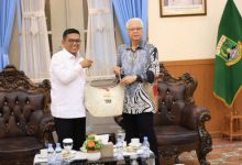 Gubernur Banten, Andra Soni memberikan souvenir ke mantan PM Malaysia, Ismail Sabri Yakoob. Foto Biro Adpim Banten