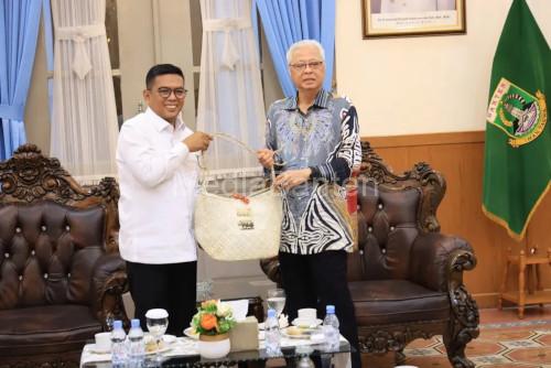 Gubernur Banten, Andra Soni memberikan souvenir ke mantan PM Malaysia, Ismail Sabri Yakoob. Foto Biro Adpim Banten