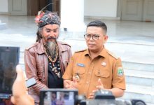 Gubernur Banten, Andra Soni bersama Master Limbad. Foto Biro Adpim Banten