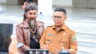 Gubernur Banten, Andra Soni bersama Master Limbad. Foto Biro Adpim Banten