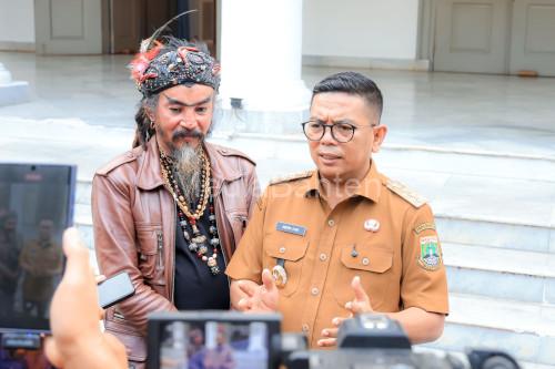 Gubernur Banten, Andra Soni bersama Master Limbad. Foto Biro Adpim Banten