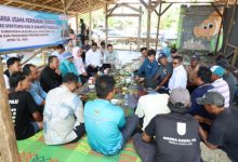 Gubernur Banten, Andra Soni bersama masyarakat pesisir Carita. Foto: Biro Adpim Banten