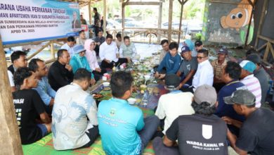 Gubernur Banten, Andra Soni bersama masyarakat pesisir Carita. Foto: Biro Adpim Banten