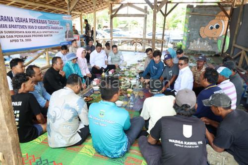 Gubernur Banten, Andra Soni bersama masyarakat pesisir Carita. Foto: Biro Adpim Banten