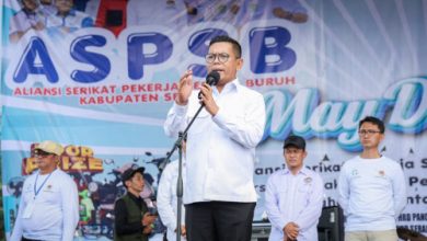 Gubernur Banten, Andra Soni dalam peringatan May Day di Kabupaten Serang. Foto Biro Adpim Banten