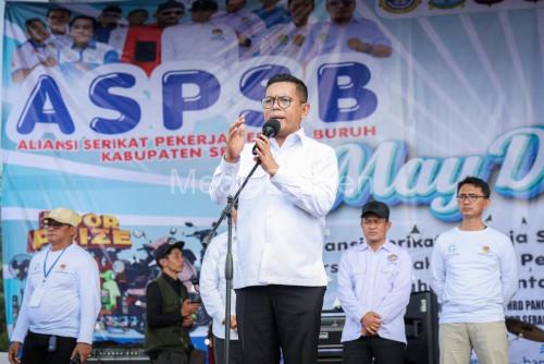 Gubernur Banten, Andra Soni dalam peringatan May Day di Kabupaten Serang. Foto Biro Adpim Banten