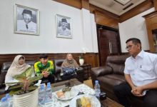 Gubernur Banten, Andra Soni memdiasi antara Kepala SMAN 1 Cimarga dengan siswa merokok. Foto: Biro Adpim Banten