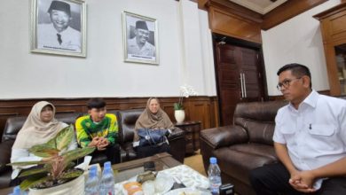 Gubernur Banten, Andra Soni memdiasi antara Kepala SMAN 1 Cimarga dengan siswa merokok. Foto: Biro Adpim Banten