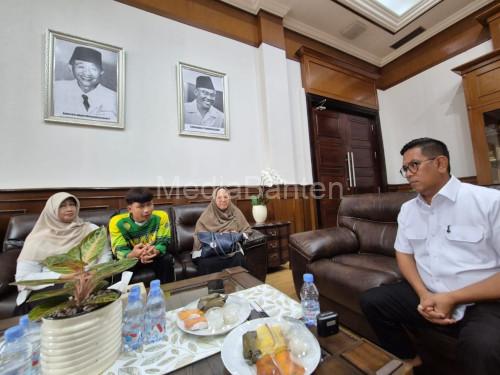 Gubernur Banten, Andra Soni memdiasi antara Kepala SMAN 1 Cimarga dengan siswa merokok. Foto: Biro Adpim Banten