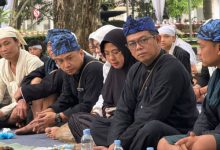 Gubernur Banten, Andra Soni mumuluk bareng dengan warga Baduy. Foto: Biro Adpim Banten