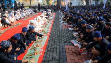 Gubernur Banten, Andra Soni memuluk barang (sarapan bersama) warga Baduy dalam seba. Foto Biro Adpim Banten