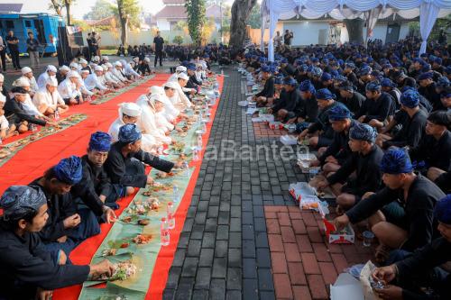 Gubernur Banten, Andra Soni memuluk barang (sarapan bersama) warga Baduy dalam seba. Foto Biro Adpim Banten