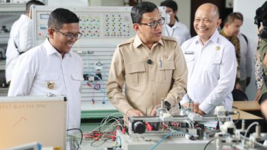 Gubernur Banten, Andra Soni mendampingi Menaker, Karding. Foto: Biro Adpim Banten