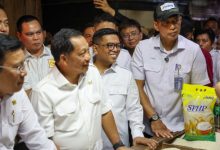 Gubernur Banten, Andra Soni mendampingi Mendagri Tito Karnavian ke Pasar Induk Rau. Foto Biro Adpim Banten