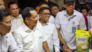 Gubernur Banten, Andra Soni mendampingi Mendagri Tito Karnavian ke Pasar Induk Rau. Foto Biro Adpim Banten