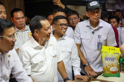 Gubernur Banten, Andra Soni mendampingi Mendagri Tito Karnavian ke Pasar Induk Rau. Foto Biro Adpim Banten
