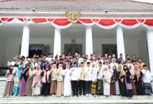 Gubernur Banten, Andra Soni bersaa para guru ngaji di Pendopo. Foto Biro Adpim Banten