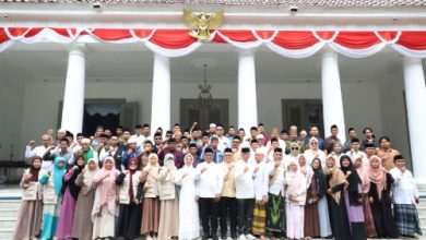 Gubernur Banten, Andra Soni bersaa para guru ngaji di Pendopo. Foto Biro Adpim Banten