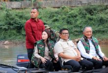 Gubernur Banten, Andra Soni dan Menteri PU Dody Hanggodo menelusuri Kali Angke. Foto Biro Adpim Banten
