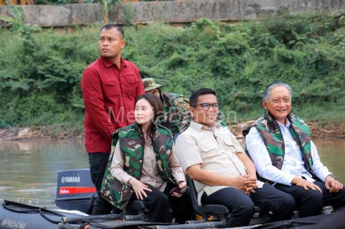 Gubernur Banten, Andra Soni dan Menteri PU Dody Hanggodo menelusuri Kali Angke. Foto Biro Adpim Banten