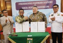 Gubernur Banten, Andra Soni dan Presiden Dewa United Banten FC MoU pemanfaat BIS sebagai home base. Foto: Biro Adpim Banten