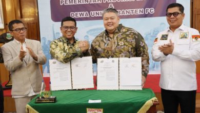 Gubernur Banten, Andra Soni dan Presiden Dewa United Banten FC MoU pemanfaat BIS sebagai home base. Foto: Biro Adpim Banten