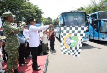 Gubernur Banten, Andra Soni melepas peserta program mudik gratis. foto Biro Adpim Banten