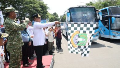 Gubernur Banten, Andra Soni melepas peserta program mudik gratis. foto Biro Adpim Banten