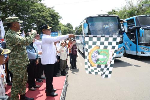 Gubernur Banten, Andra Soni melepas peserta program mudik gratis. foto Biro Adpim Banten