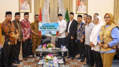 Gubernur Banten, Andra Soni terima mushaf Alquran dari BWA. Foto: Biro Adpim Banten