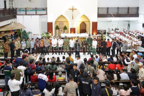 Gubernur Banten, Andra Soni tinjau langsung pelaksanaan ibadah malam natal. Foto Biro Adpim Banten