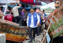 Gubernur Banten, Andra Soni di atas kapal nelayan di Kronjo. Foto: Biro Adpim Banten