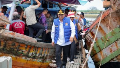Gubernur Banten, Andra Soni di atas kapal nelayan di Kronjo. Foto: Biro Adpim Banten