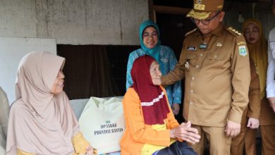 Andra Soni, Gubernur Banten saat mengunjungi seorang nenek dengan rumah tak layak huni. Foto: Biro Adpim Banten