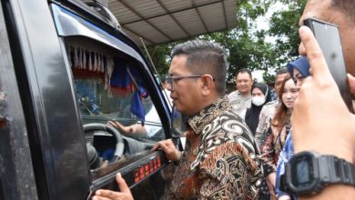 Gubernur Banten, Andra Soni berkomunikasi dengan peserta program penghapusan tunggakan PKB. Foto: Biro Adpim Banten