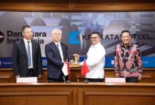 Gubernur Banten, Andra Soni menyerahkan cindera mata ke pimpinan perusahaan baja raksasa Hubei Tiongkok. Foto Biro Adpim Bantena